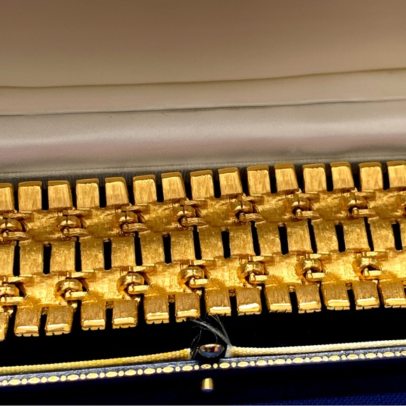 Vintage Monet Bold Dramatic Gold-tone Bracelet. - Picture 5 of 9